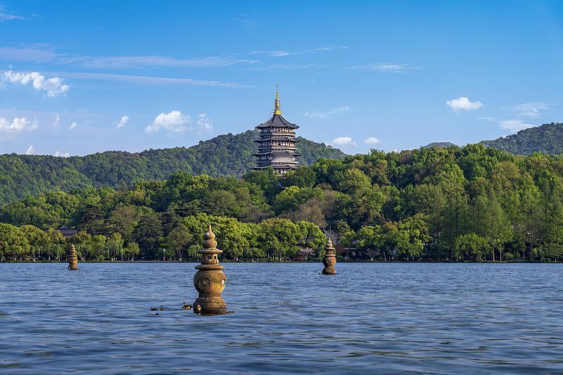 小艺推荐的国内十大旅游城市排名：1. 杭州🥇西湖、灵隐、宋城；环境好、