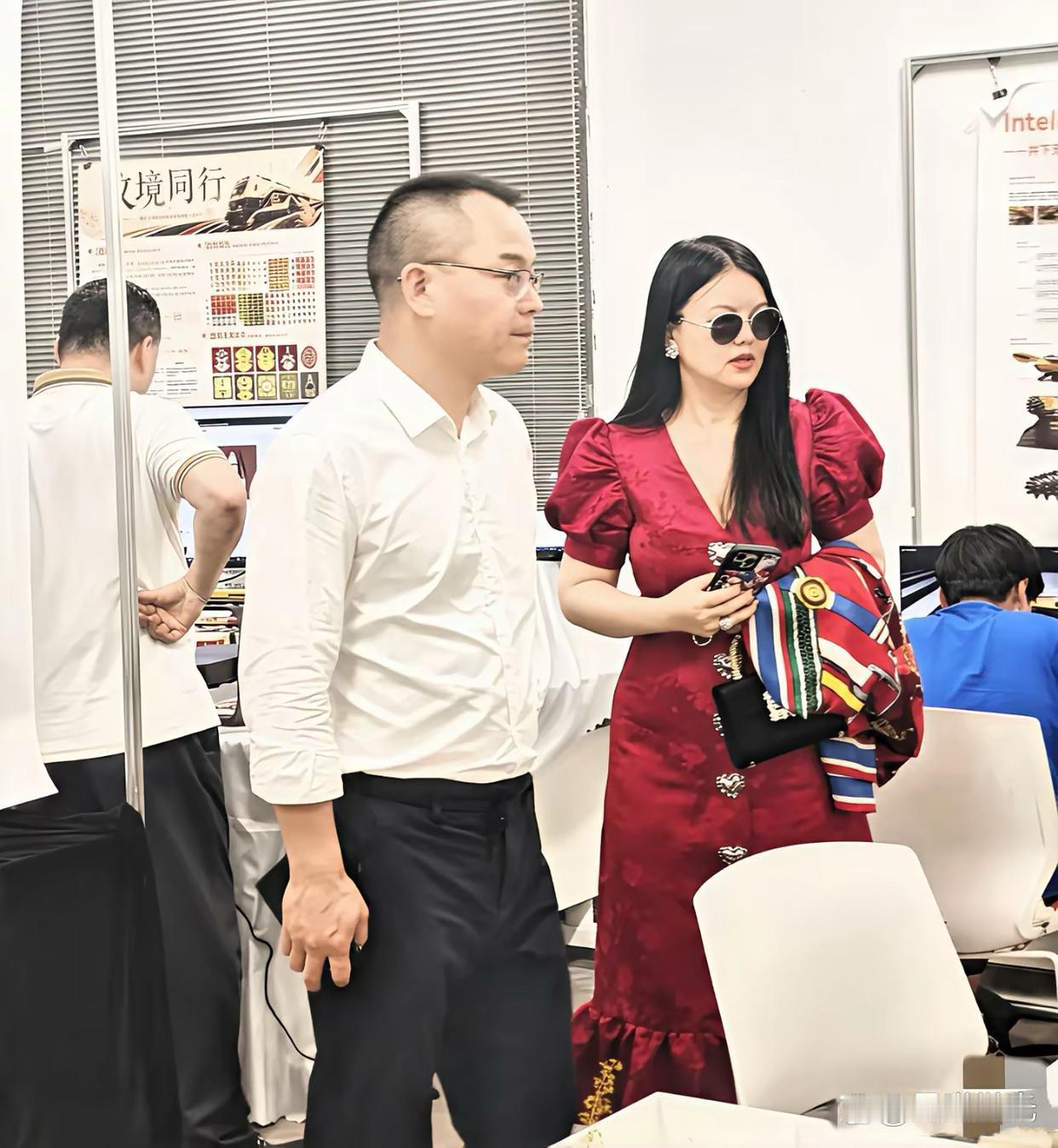 李湘现身湖南大学，人变得又瘦又老，面颊凹陷没了气场和富婆的派头了。