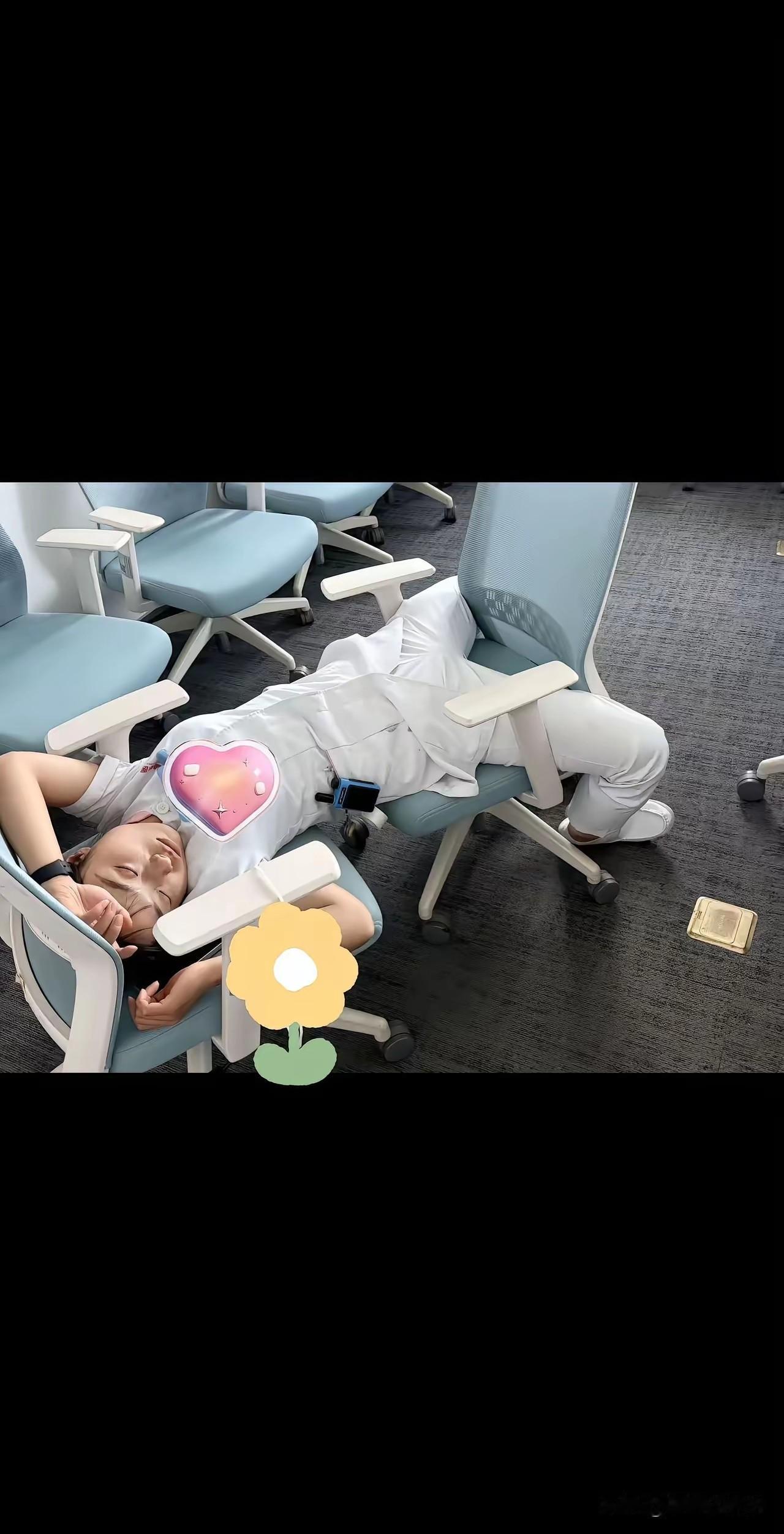 这么睡觉的有几个我家就有俩
