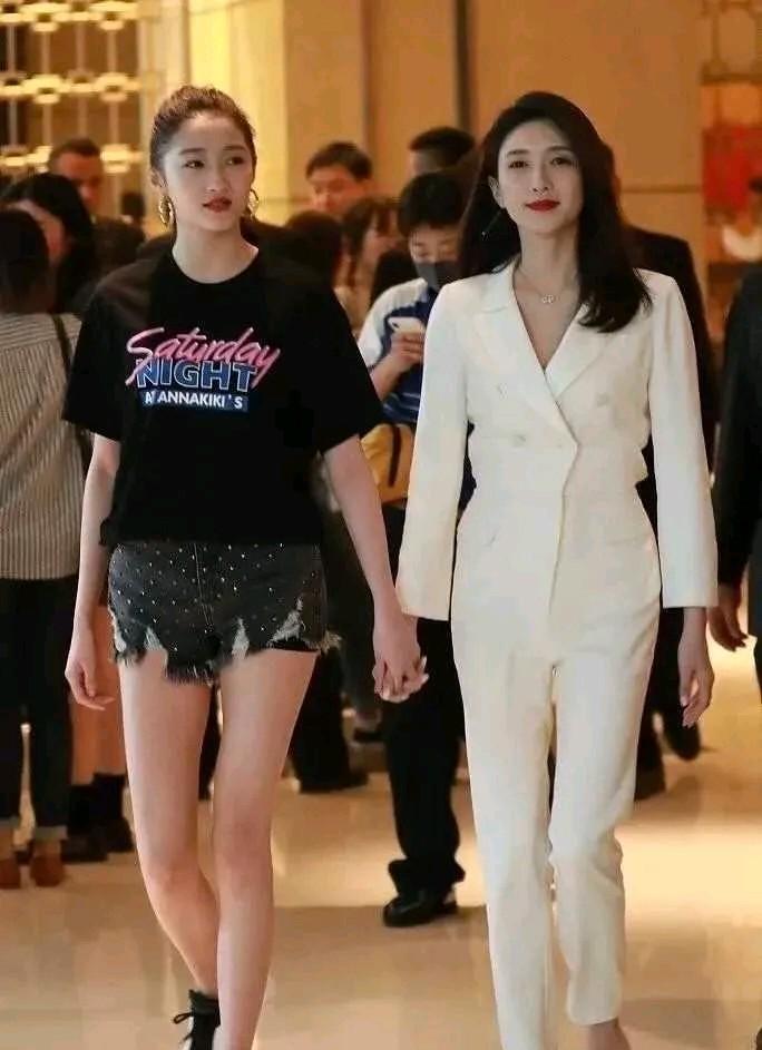 关晓彤旁边的美女是谁？你能说出来她的名字吗？