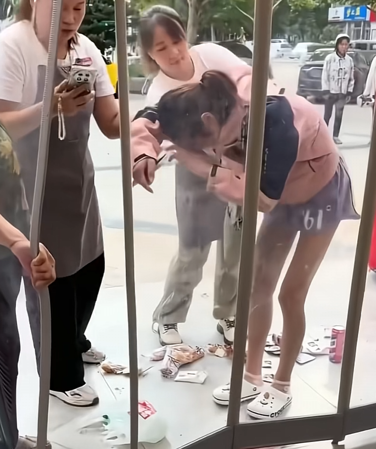她的卡骆驰洞洞鞋都够买多少吃的了。还要偷东西