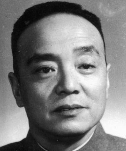 建国后毛主席每次出门视察，有三个人必须跟着。第一个就是杨尚昆，他一直担任中央办公