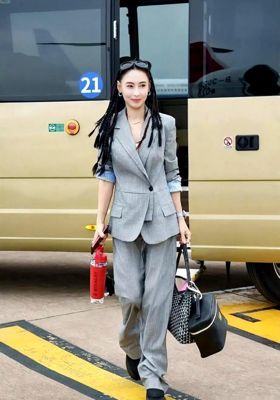 45岁张柏芝，不靠热搜活了。新片《逆流而上》要上东京电影节，她不是主演，是联合