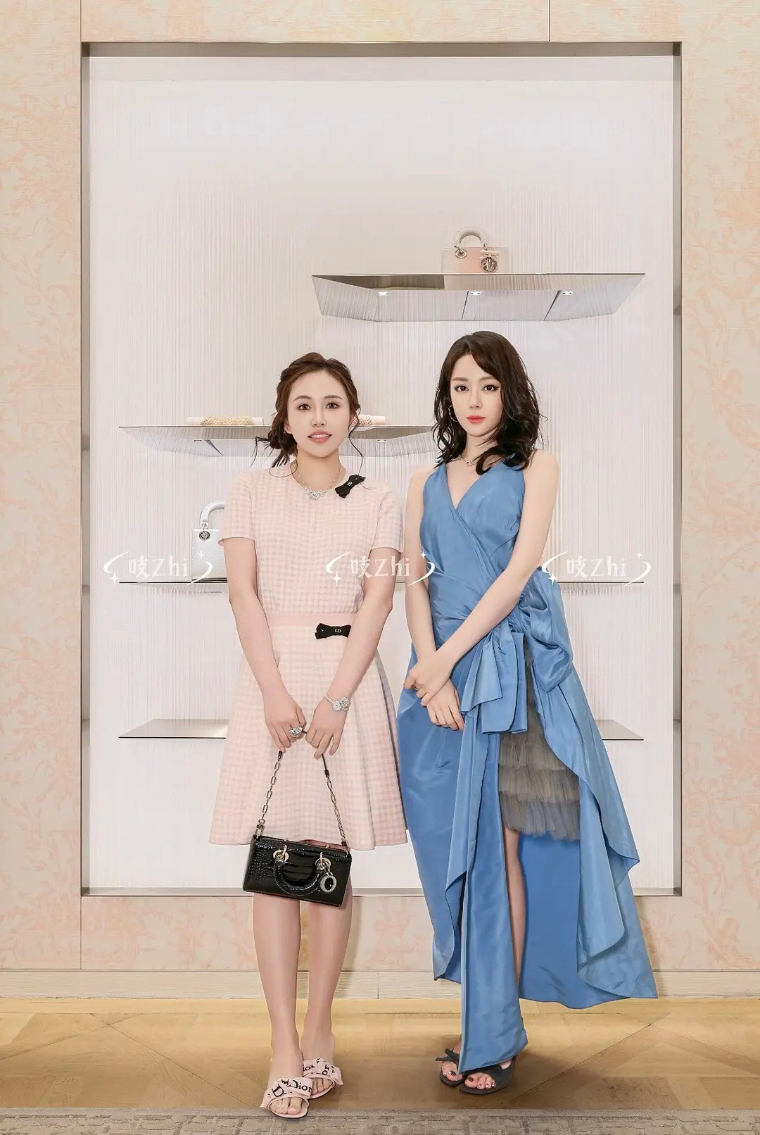 迪丽热巴和素人小姐姐的合照，第二个个子又高气质又好。