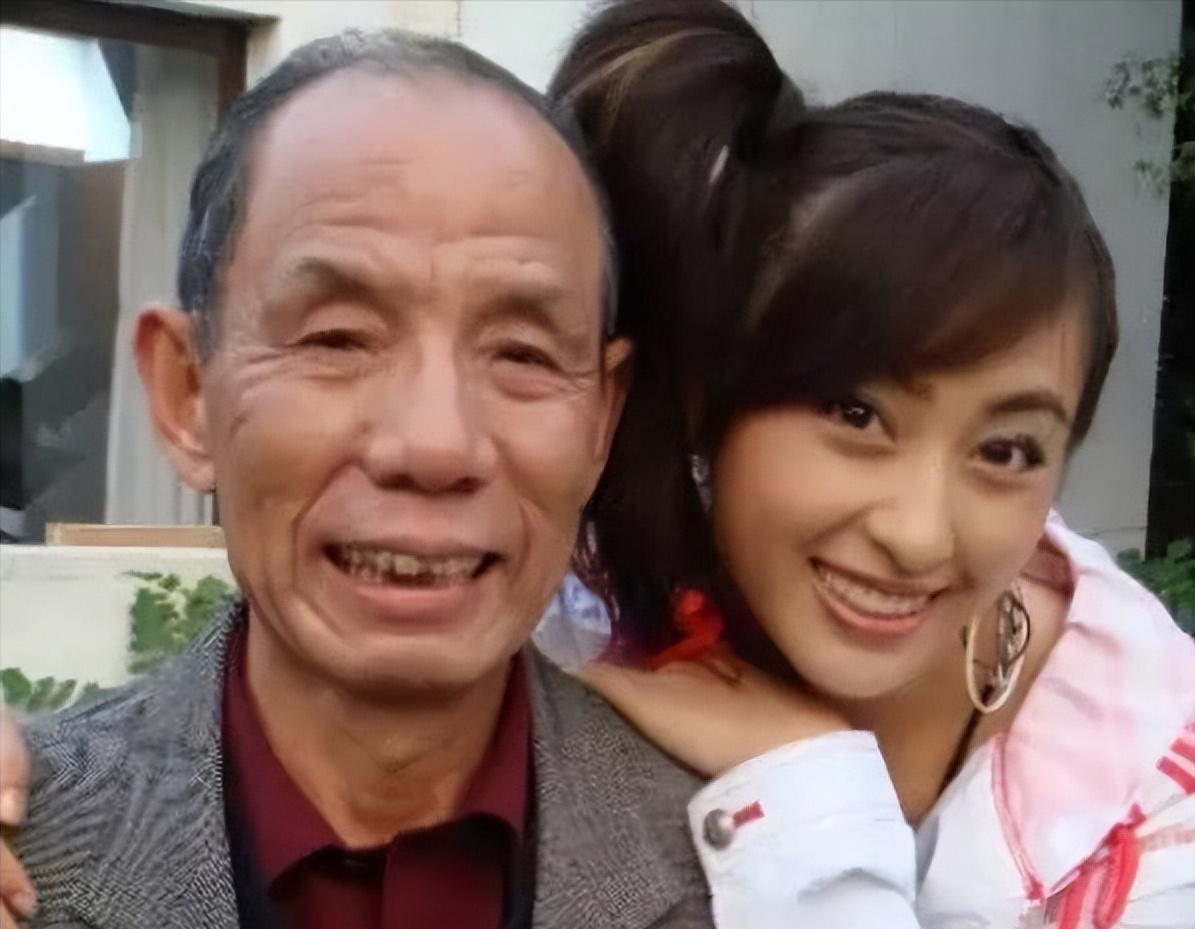 他当初不顾世俗非议，迎娶大6岁、离异带孩子的妻子，相守51年金婚；成名后依旧勤俭