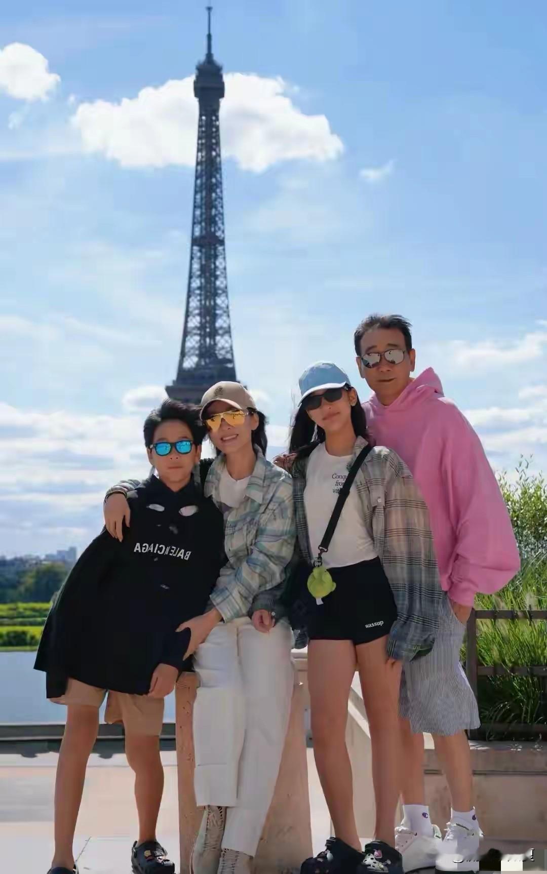 苗圃一家四口巴黎出游的照片！48岁的她和67岁的富豪老公陈义红带着龙凤胎亮相，苗