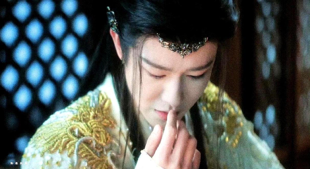 田嘉瑞在《月鳞绮纪》里的白发造型刷屏了，视觉冲击力挺强。郭敬明给这部剧准