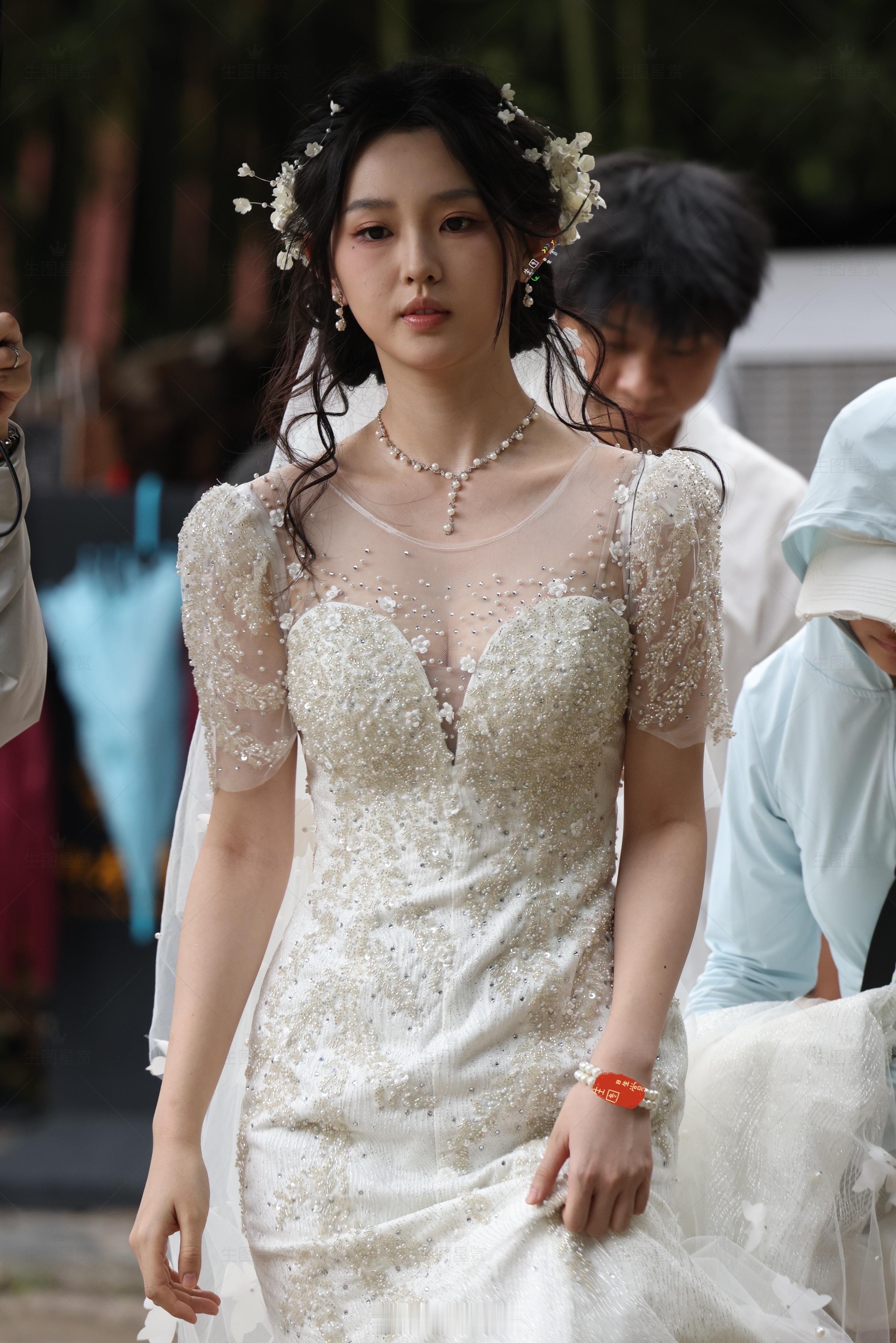李柯以今日短剧一江春水转场婚纱造型自带故事感​​​