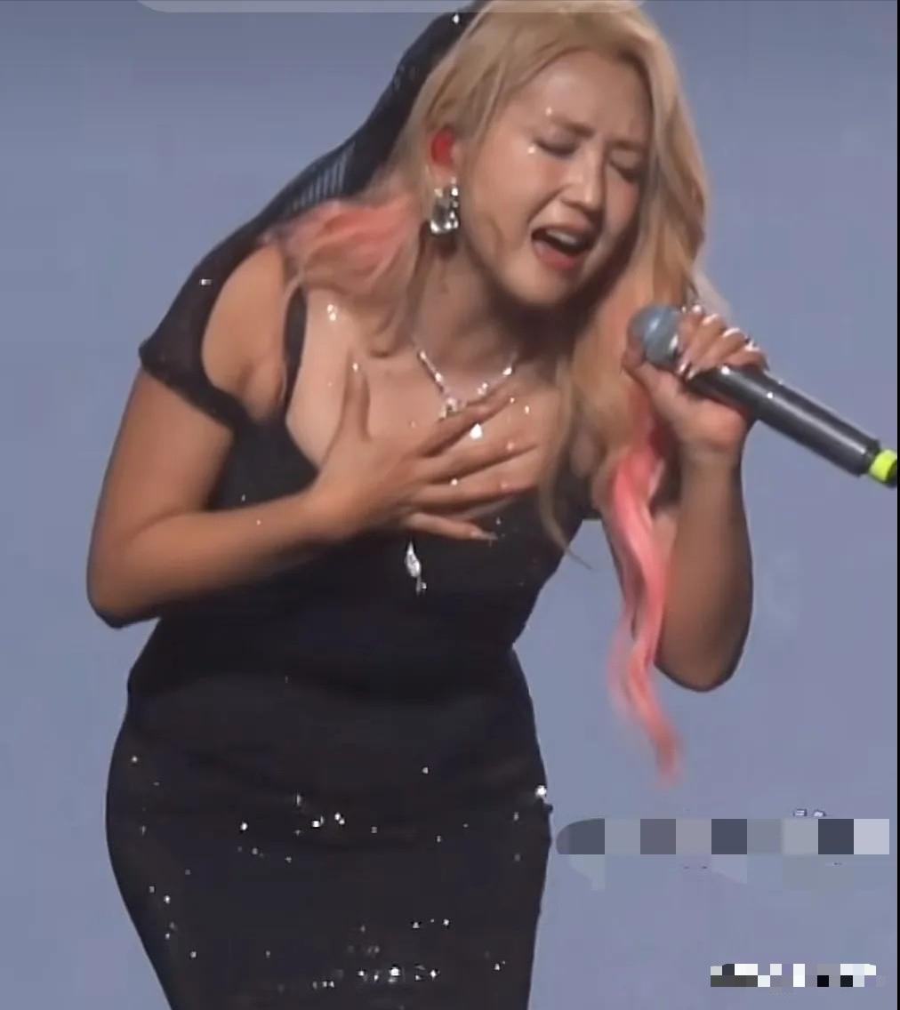 站在台上的何洁，肚子上的肉很厚，特别是她弯腰用力唱歌的时候，肉肉会被分成好几截。