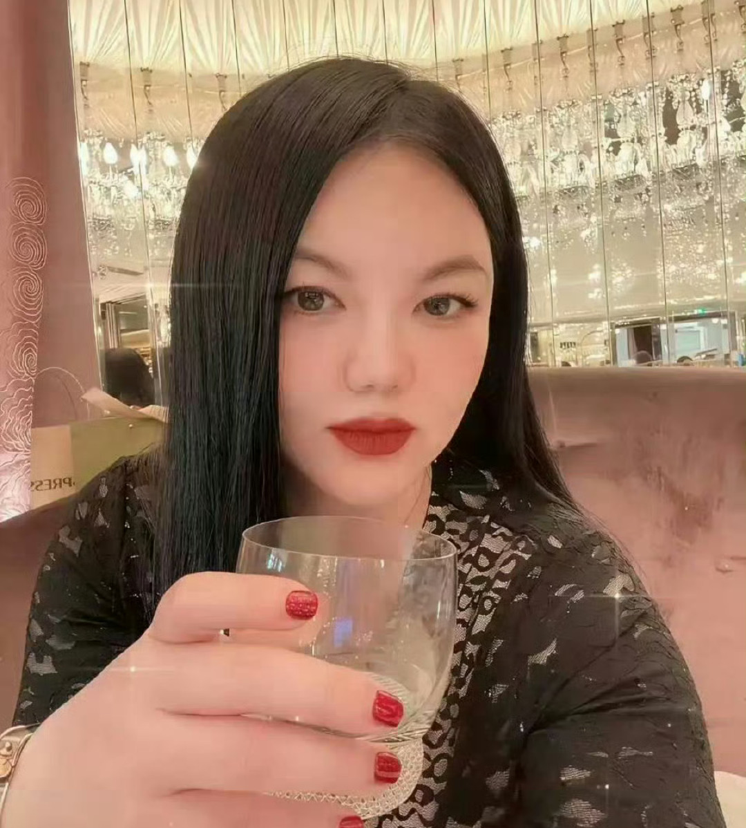 李湘连掌纹都打上码了！果然有钱人在意的东西就是多