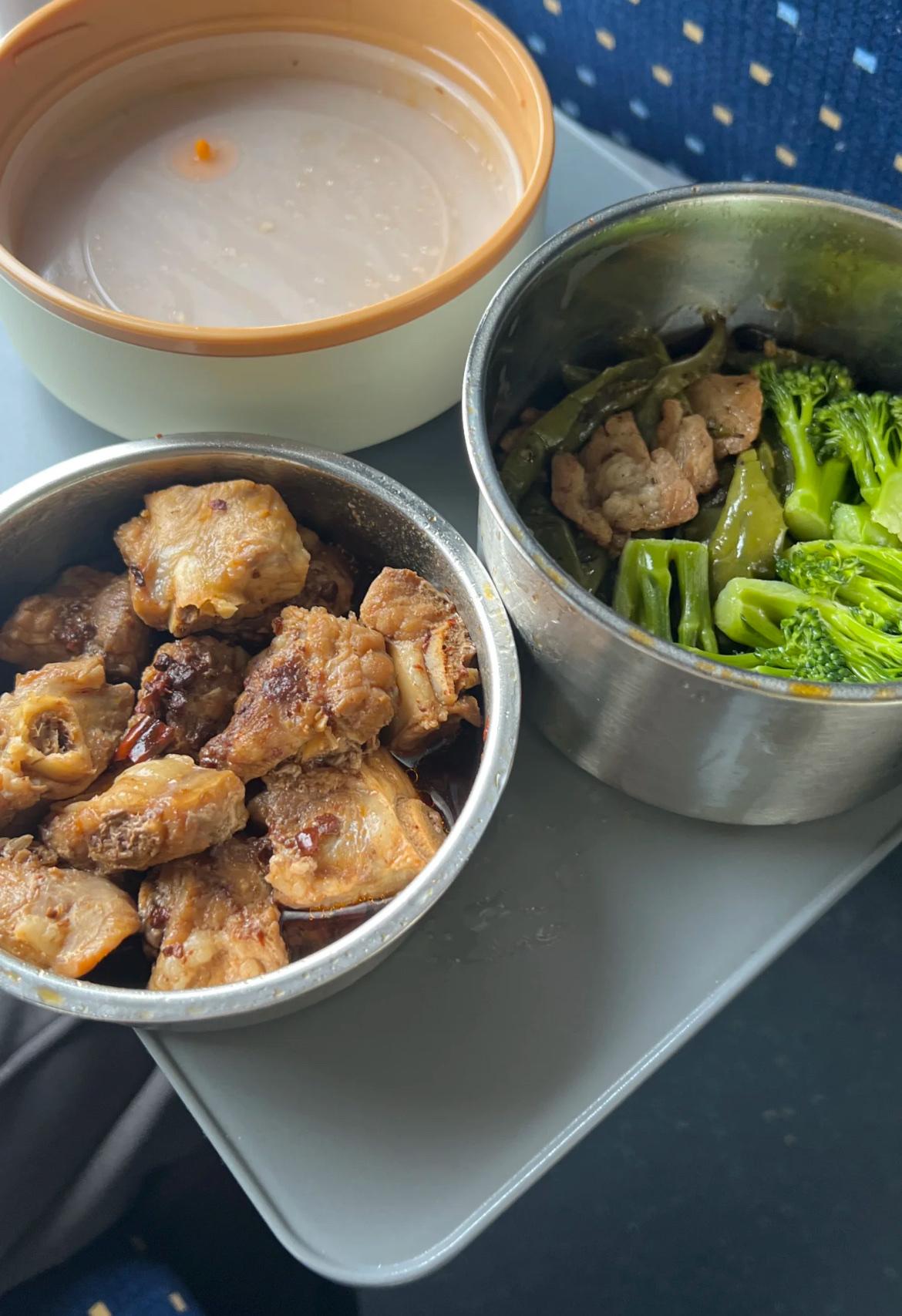 坐高铁遇着个“狠人”！饭点一到，旁边年轻姑娘直接掏出一盒热米饭、一盒炒菜，香气瞬