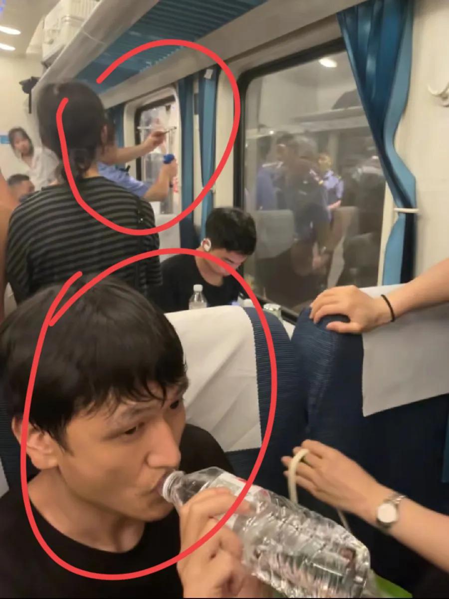 火车小伙砸窗后，到达金华站后续视频，空调已恢复，乘务员在修复安装新玻璃，小伙坐在