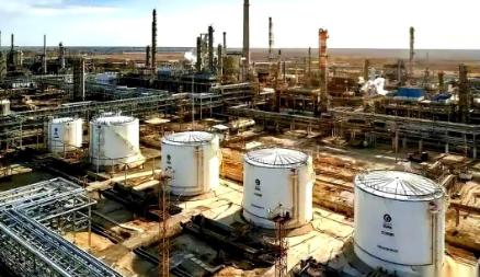 哈萨克斯坦的石油，有个毛病。家门口就是全世界最大的买家——中国，但它偏要把八