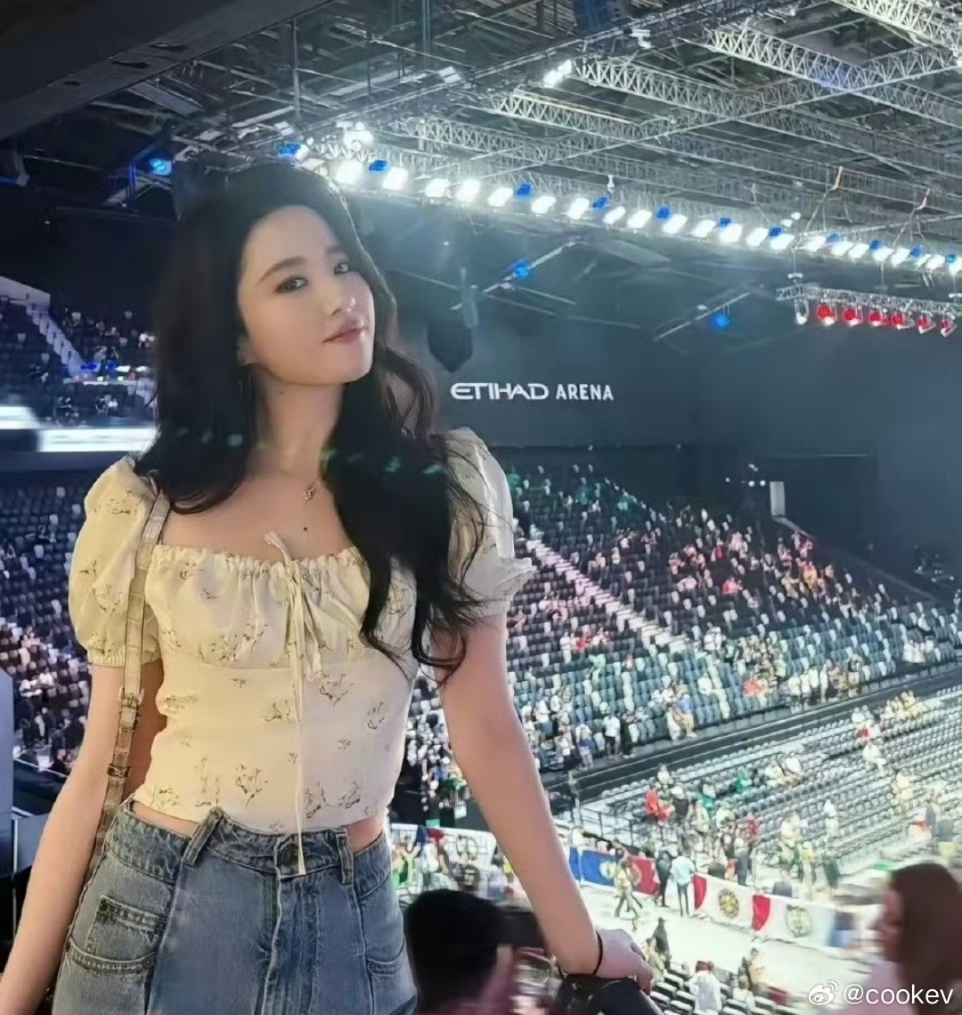 “刘亦菲这条裤子好养生，肚脐眼都遮住了”