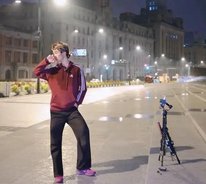 这主播真是演上头了。为了点流量，跑去上海外滩扮外卖员直播。保安过来维持秩序