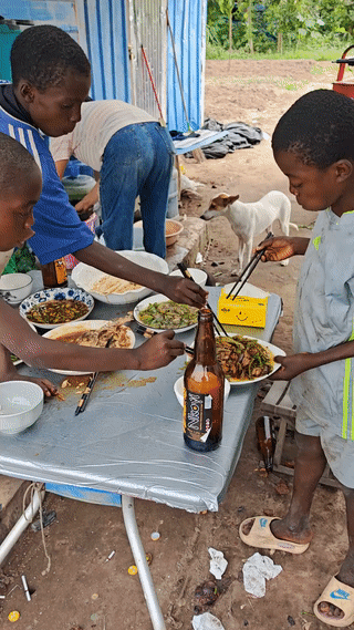 非洲小孩第一次吃中国人做的饭菜？他们就彻底爱上了这个味道！因为他们都从来没有