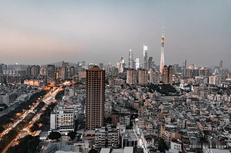 广州楼市：2023‑2025连续三年，房价年均跌幅约15%，不少人想着进场抄