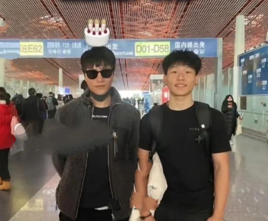 著名演员陈坤近日在社交平台晒自己和23岁儿子合照，这儿子长得太急了，俨然比49岁