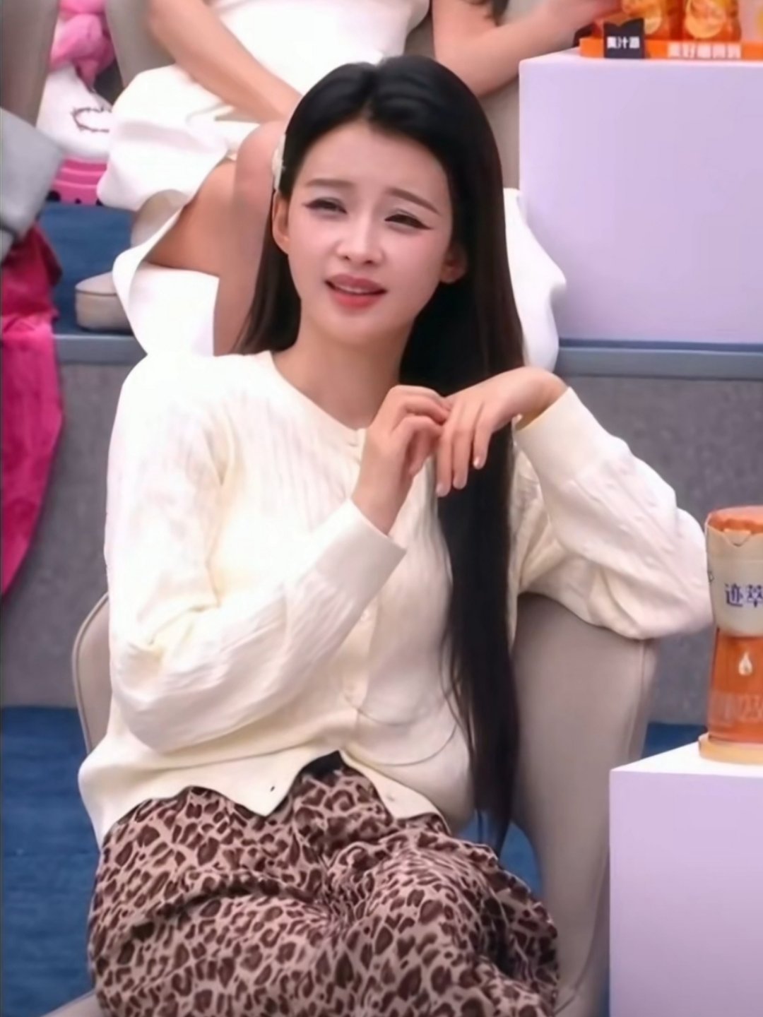 孙怡浪姐把脚踩在椅子上“东北姑娘”孙怡在浪姐观看节目中，被拍到盘腿或脚踩座位旁