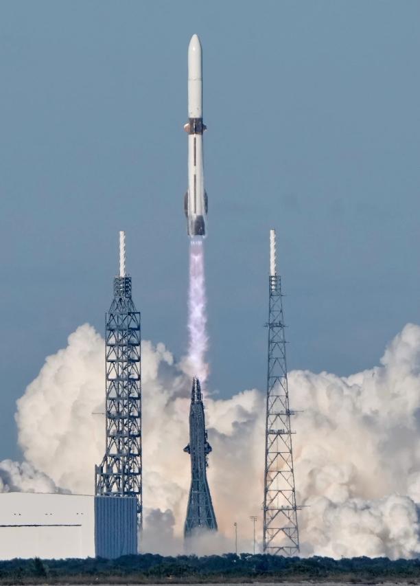 马斯克终于迎来了对手。亿万富翁贝佐斯的蓝色起源，刚刚发射了“新格伦”火箭，带