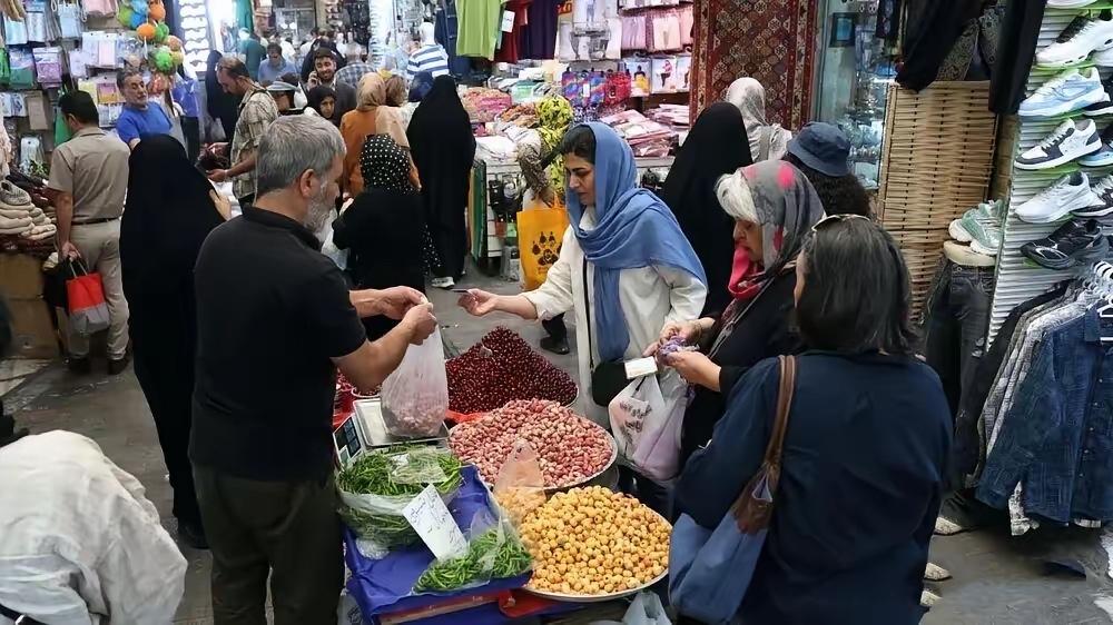 大家天天说美元收割全世界，伊朗今天告诉你，什么才叫收割。2025年，伊朗经济