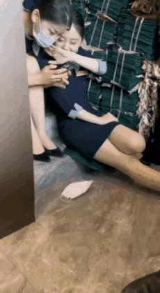 手机上有什么内容啊，看的开心的都不好意思了