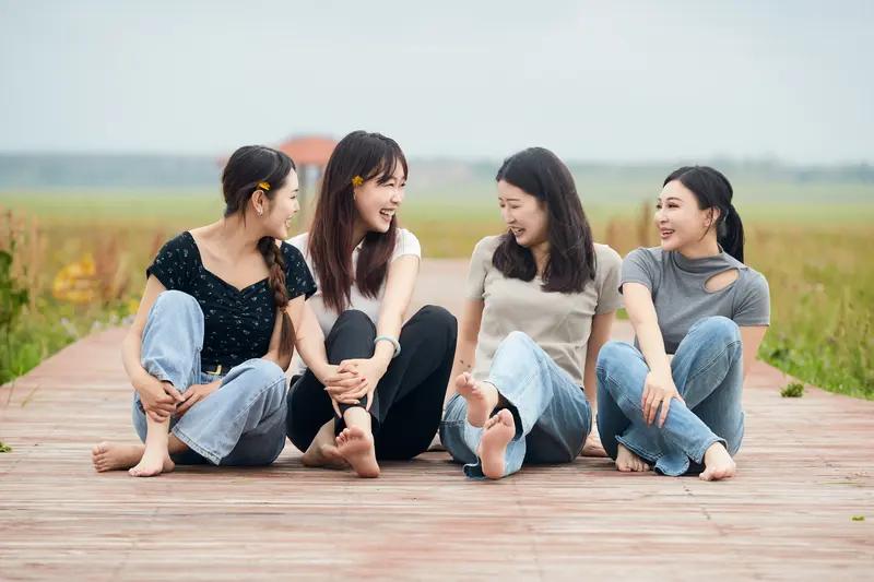 闺蜜离婚那天，拍着胸脯跟我说：“可算解脱了！以后想几点睡几点睡，周末躺沙发啃薯片