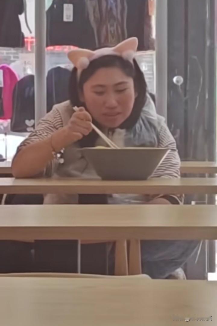 辽宁鹤岗的“小仙女”，点了一份麻辣烫，吃到一半问老板：鸭血为什么给我放在面下面？