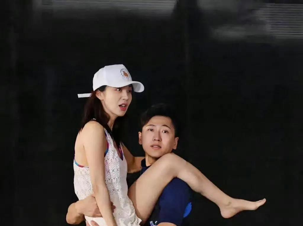 李菲儿看着挺轻的吧？