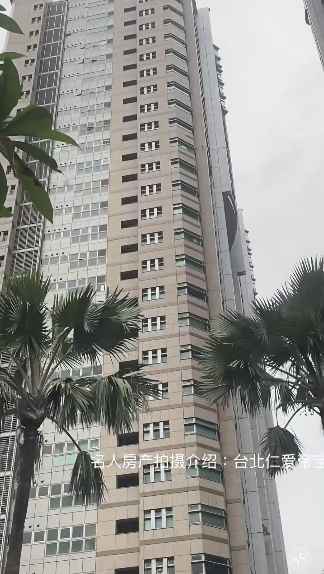 说实话，跟大s的第一段婚姻相比，小s还是嫁的蛮好的。两套帝宝的豪宅，加起来市