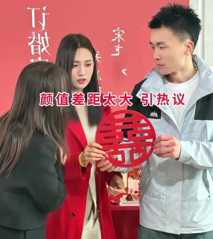 33岁厂里小管理娶了28岁漂亮护士！网友吵翻了：这颜值差能长久？