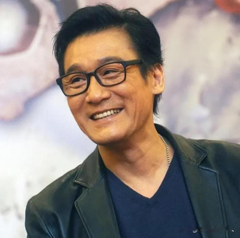 主持人问梁家辉:“你最不喜欢跟哪个导演合作？”梁家辉说:“王家卫。”主持人好奇: