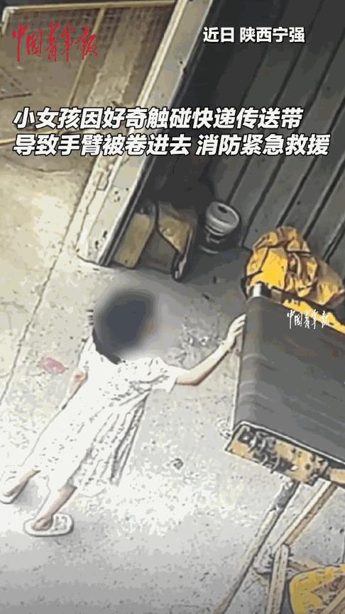 “心不是一般的大！”7月26日，陕西汉中，一10多岁小女孩因好奇，用手触摸工厂里