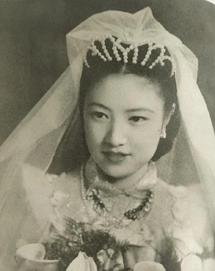 提起“盛家三少奶奶任芷芳”，她是“上海滩第一美女”，是出门吃饭要自带碗筷、床单必