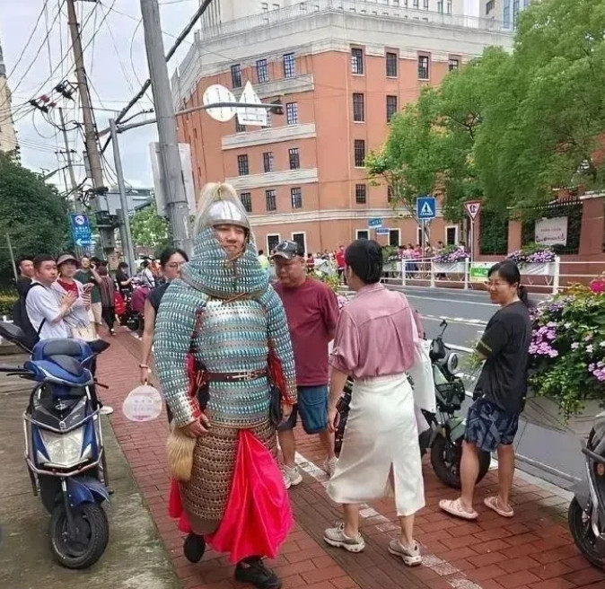 街头上的一幕，惊呆了。[捂脸哭][捂脸哭][捂脸哭]