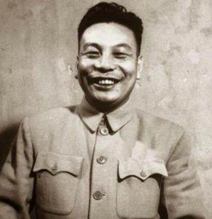 有一次，蒋经国闹肚子，忍不住了，还没下车就拉了一裤裆，车里的司机和副官闻