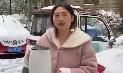 无知是多么的可怕！女子为了验证“开水浇车玻璃会炸”是假的，烧了一壶开水去浇别人家