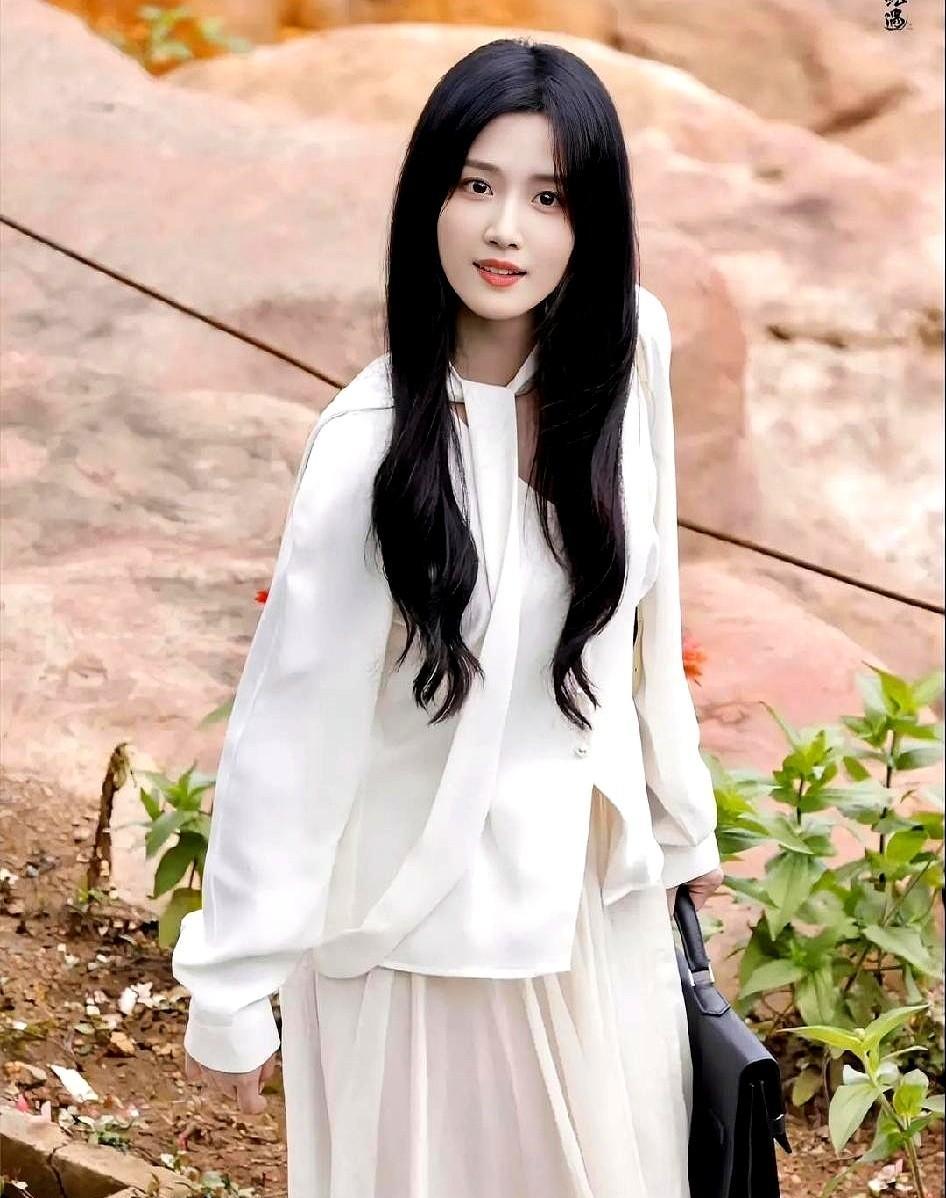 别再吹卢昱晓的“淡颜”了，她真正“吓人”的，是那滴0.8秒的眼泪。《轧戏》里那