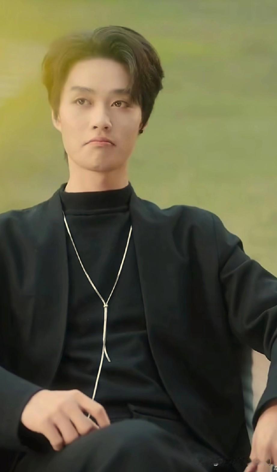 很多人说柯淳现在的处境尴尬，短剧回不去，长剧进不去。因为内娱和短国不一样，光