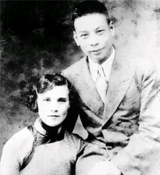 1939年，蒋经国的妻子蒋方良正在屋内行走。突然，她脱光了自己的衣服，歇斯底里