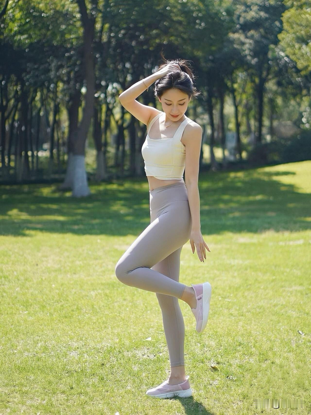 阳光下的运动少女，活力满满！🌞💪今日分享随手拍照片