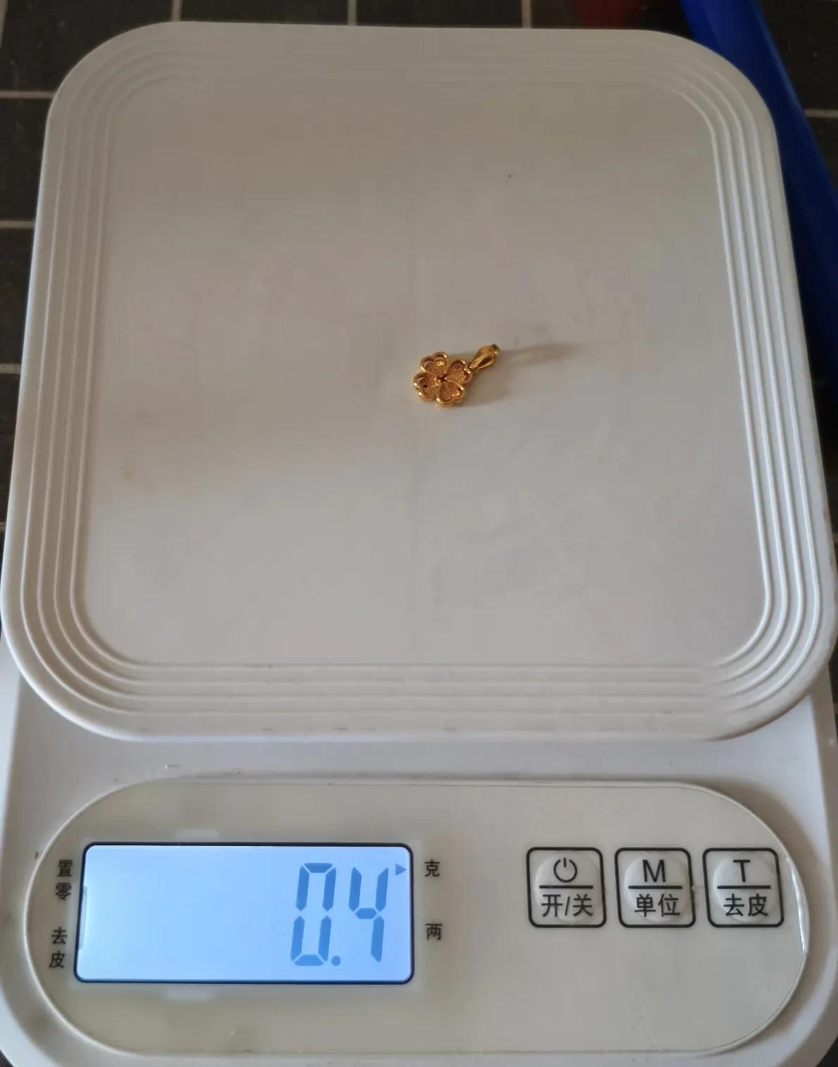 买了0.6克黄金，结果标签显示0.55克，问了客服说退五十多块钱。然后自己拿称称
