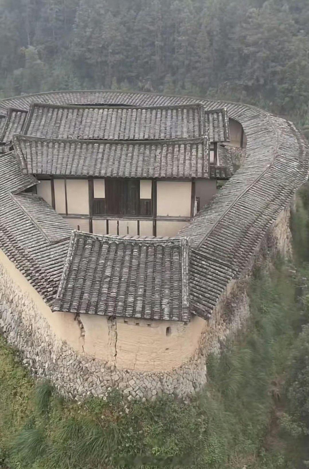 以前的大户人家，走了再也没回来过，一座孤宅屹立在山里。