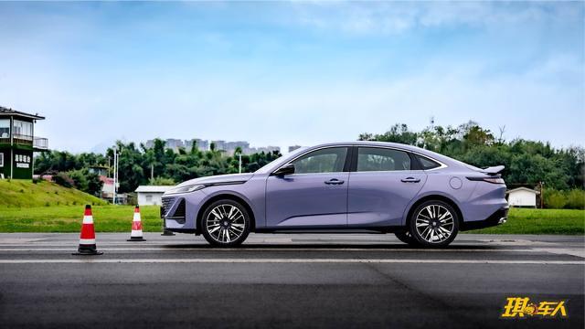 7～8万级家轿的终极较量！长安逸动、大众朗逸、日产轩逸三大王者正面对决。高价值