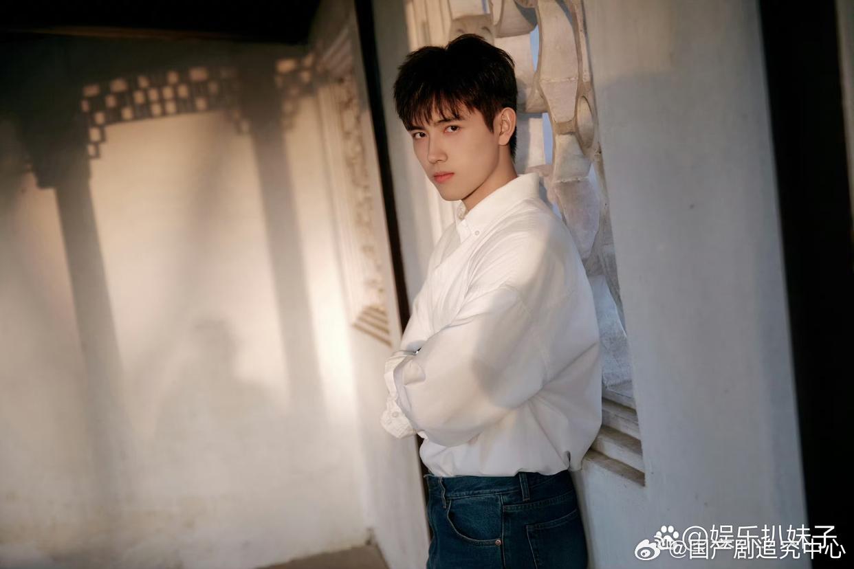 1.陈飞宇喜欢看人穿cos服，只是对于四字女星，他可不敢有那么多要求，对方愿意屈