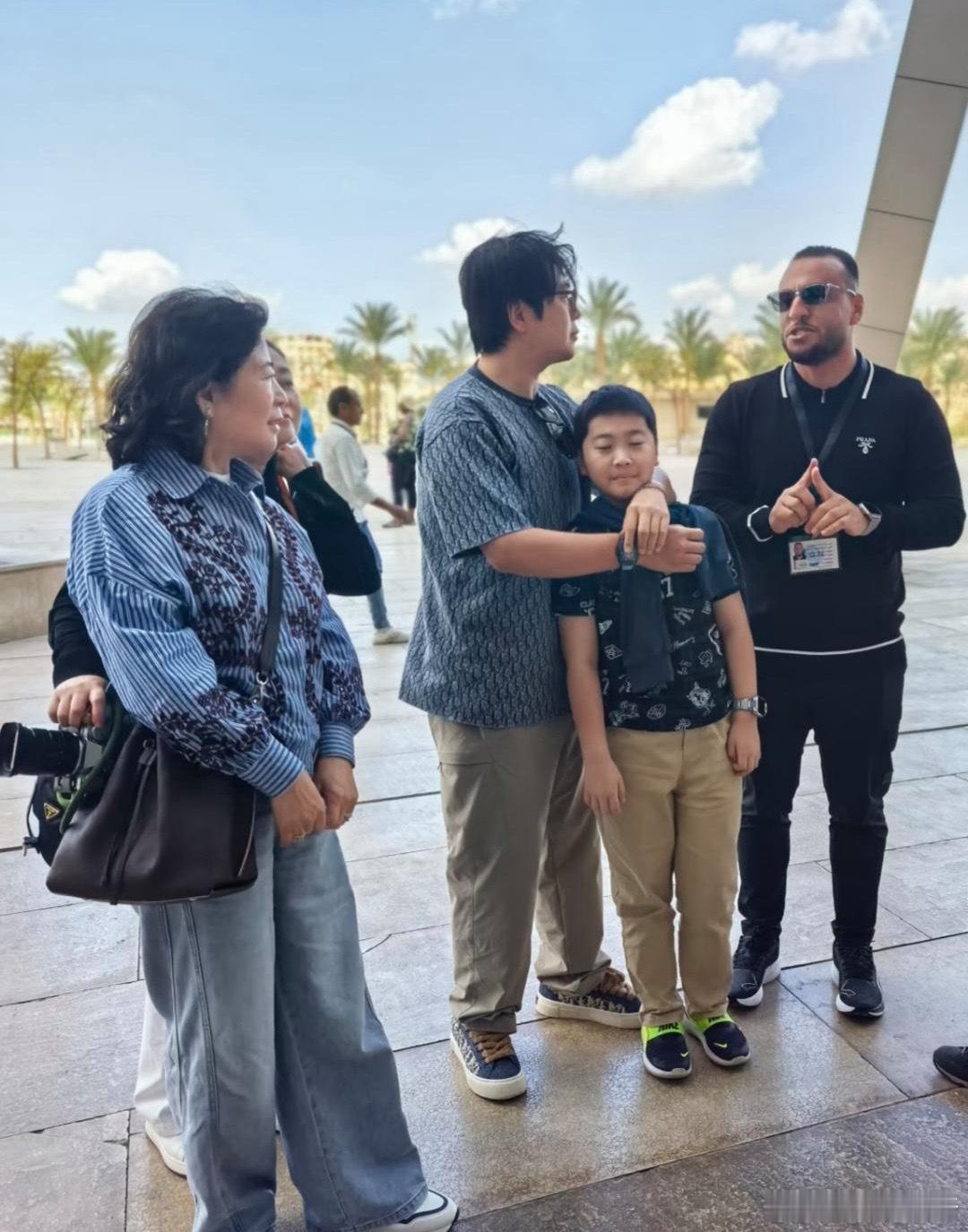 43岁郎朗带着母亲、侄子一起到埃及旅游，三代人同框，感情看起来挺好的。他的母亲气
