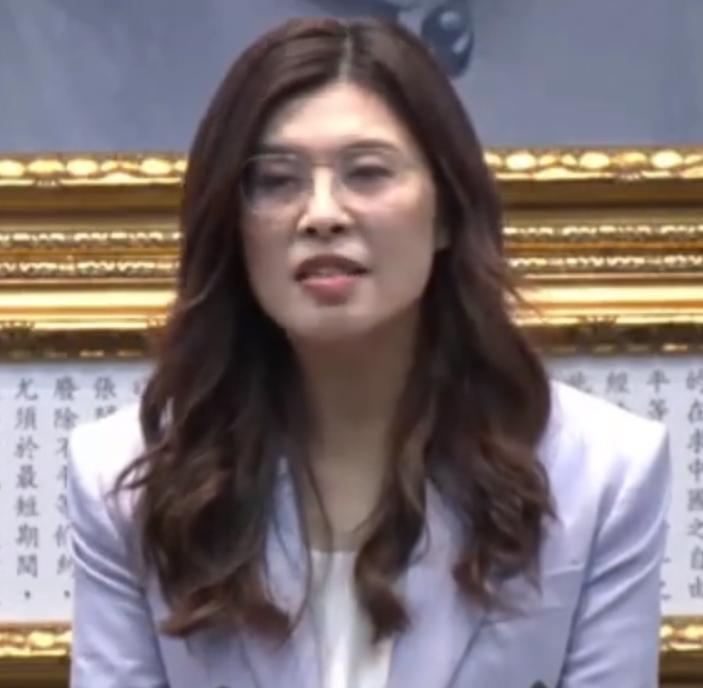 自从郑丽文访问大陆回到台湾后，蓝营国民党内部又开始了新一轮对她的施压和攻击，显然