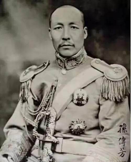 1935年，一名女子走到孙传芳背后，突然掏出手枪，朝着孙传芳连开3枪。第一枪子弹