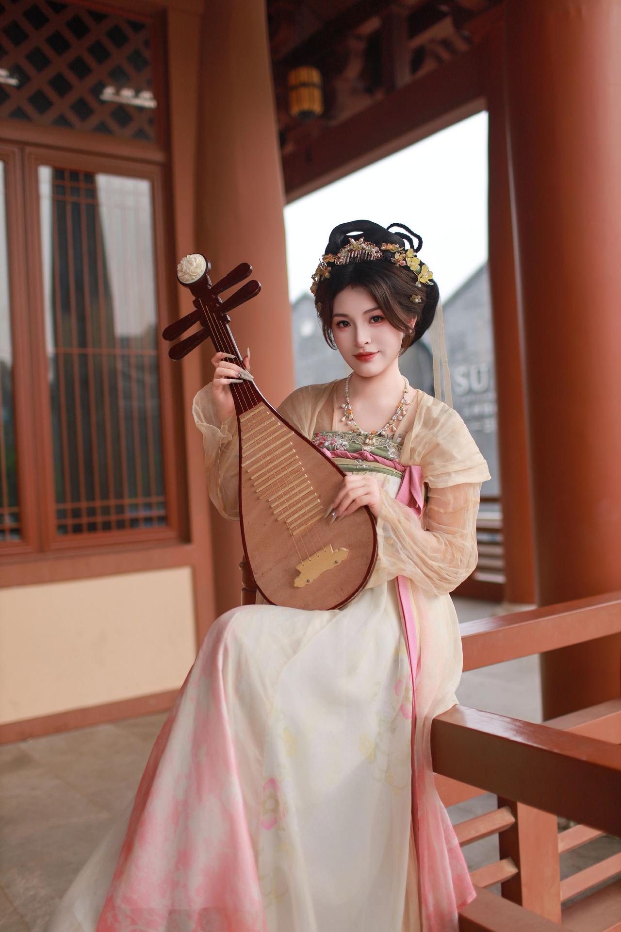 偶遇古镇，龙城阁随手拍几张。～～汉服上身满满的温婉古典风古风妆造体验汉服拍照