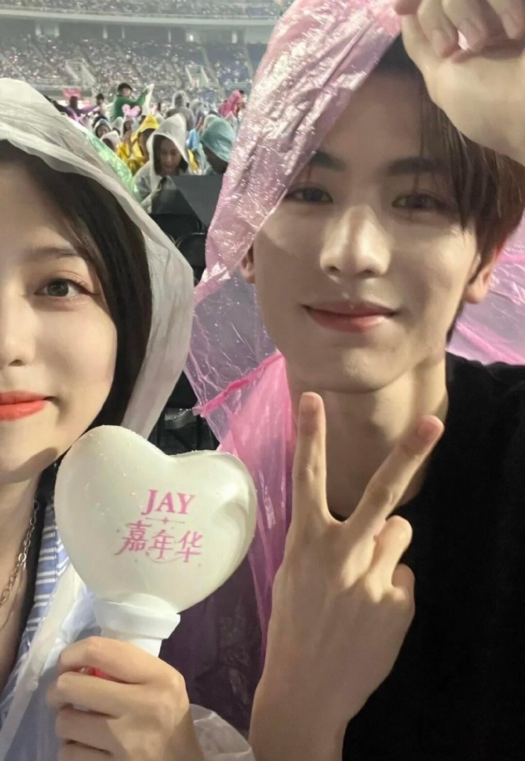 张凌赫有种把所有偶遇都拍成情侣照的魔力此男的cp感真的很绝！大大方方的！重点粉丝